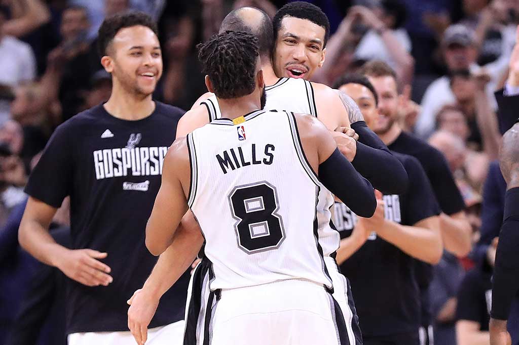 Skor Spurs tersebar di seluruh tim, dengan LaMarcus Aldridge menambahkan 18 poin, Danny Green 16 poin, dan Patty Mills 20 poin.