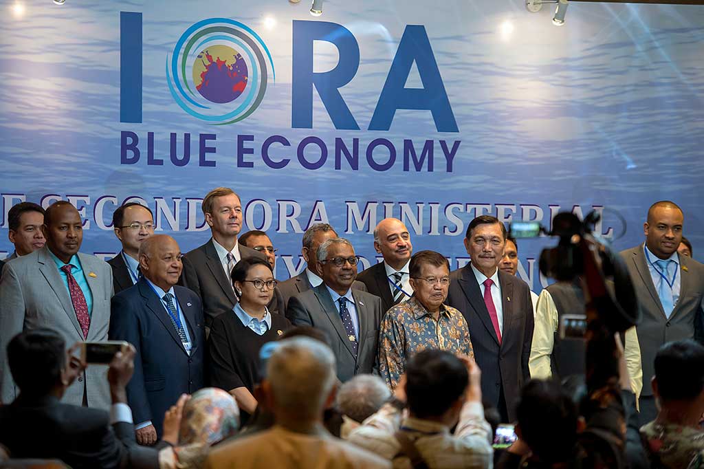 Wapres (ketiga kanan), Menko Maritim dan Sumber Daya Luhut Pandjaitan (kedua kanan), Menlu Retno Marsudi (ketiga kiri) dan Sekjen IORA K.V Bhagirath (keempat kiri) berfoto bersama dengan sejumlah menteri dan perwakilan delegasi pada pembukaan 2nd IORA Ministerial Conference.