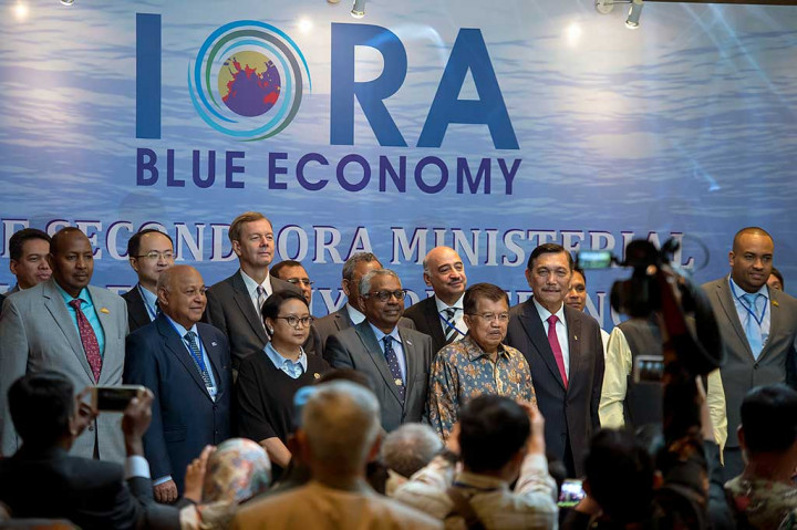 Wapres (ketiga kanan), Menko Maritim dan Sumber Daya Luhut Pandjaitan (kedua kanan), Menlu Retno Marsudi (ketiga kiri) dan Sekjen IORA K.V Bhagirath (keempat kiri) berfoto bersama dengan sejumlah menteri dan perwakilan delegasi pada pembukaan 2nd IORA Ministerial Conference.