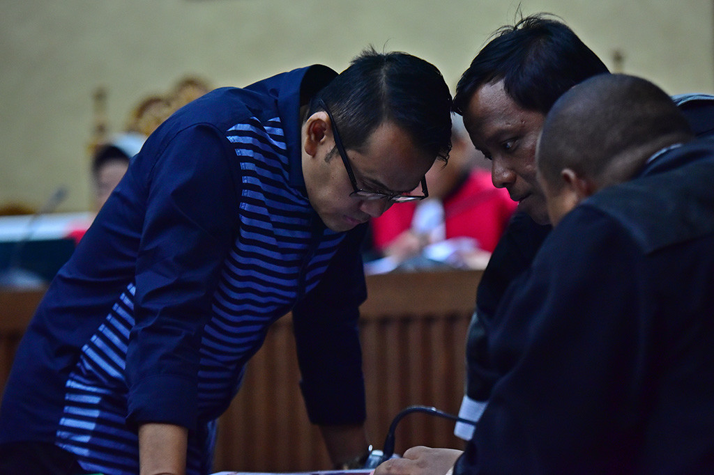 Selain menuntut pidana penjara, jaksa juga menuntut Fahmi dengan pidana denda sebesar Rp200 juta subsider enam bulan kurungan.
