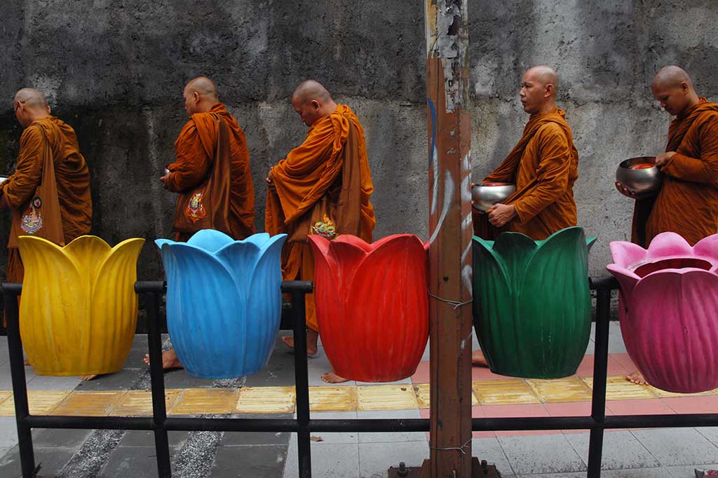 Sejumlah Biksu melaksanakan prosesi Pindapata, berjalan kaki dengan membawa wadah untuk mengumpulkan sedekah dari umat di kawasan Pecinan, di sepanjang Jalan Pemuda Kota Magelang, Jawa Tengah, Rabu (10/5/2017).