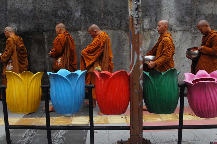 Sejumlah Biksu melaksanakan prosesi Pindapata, berjalan kaki dengan membawa wadah untuk mengumpulkan sedekah dari umat di kawasan Pecinan, di sepanjang Jalan Pemuda Kota Magelang, Jawa Tengah, Rabu (10/5/2017).