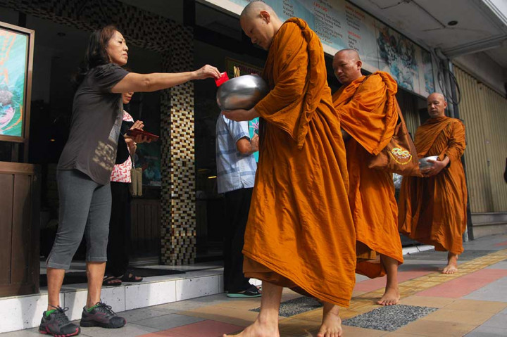 Para umat berdiri di sepanjang kanan dan kiri jalan utama di Kota Magelang itu untuk memberikan sedekah, antara lain berupa uang dalam angpao dan amplop, serta makanan kepada para biksu.