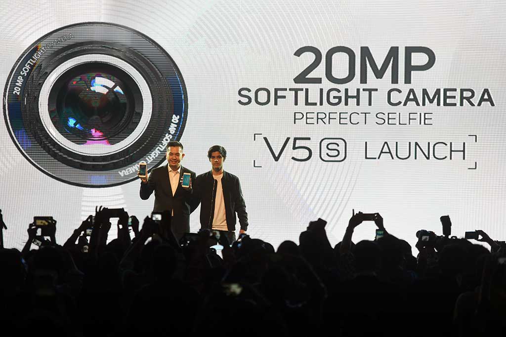 Product Manager Vivo Indonesia Kenny Chandra (kiri) bersama artis Al Ghazali meluncurkan produk terbaru Vivo V5s di Jakarta, Rabu (10/5/2017). 