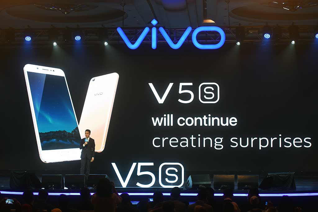 Vivo V5s memiliki fitur andalah berupa kamera depan 20mp. Ponsel yang dilengkapi dengan new selfie softlight ini dibanderol dengan harga Rp3,8 juta.