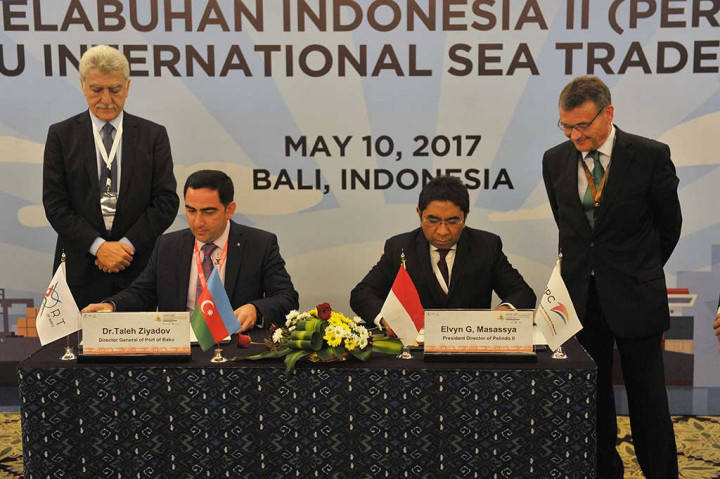 Direktur Utama PT Pelindo II Elvyn G Masassya (kedua kanan) menandatangani nota kesepahaman (MoU) dengan Direktur Jenderal Pelabuhan Baku, Azerbaijan Taleh Ziyadov (kedua kiri), disaksikan Dubes Azerbaijan Tamerlan Qarayev (kiri) dan Presiden Asosiasi Pelabuhan Dunia, Santiago Garcia Milla di Nusa Dua, Bali, Rabu (10/5/2017).
