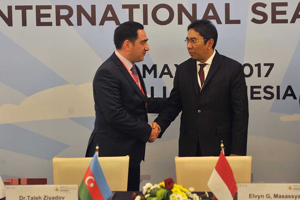 Dirut PT Pelindo II Elvyn G Masassya (kanan) berjabat tangan dengan Dirjen Pelabuhan Baku, Azerbaijan Taleh Ziyadov seusai penandatanganan nota kesepahaman (MoU).