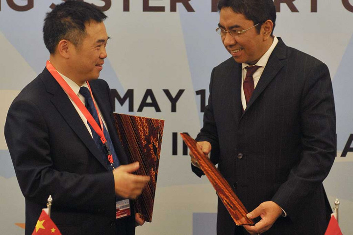 Dirut PT Pelindo II Elvyn G Masassya (kanan) bertukar dokumen dengan Wakil General Manager Pelabuhan Ningbo Zhoushan, Tiongkok Chen Guo Pan seusai penandatanganan nota kesepahaman (MoU).