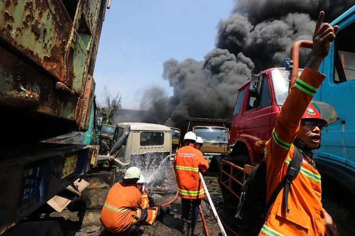 Kebakaran landa gudang tandon air di kawasan Simorejo Sari, Surabaya, Jatim, Rabu (10/5/2017). Api yang terus membesar merembet ke bengkel truk disebelahnya dan membuat sejumlah truk ikut terbakar.