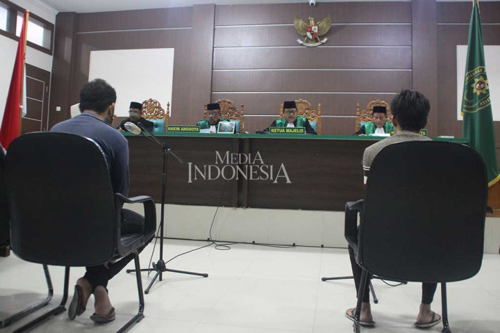 Dua pelaku hubungan lelaki sesama jenis yang ditangkap warga beberapa lalu menjalani persidangan di Mahkamah Syariah Banda Aceh, Rabu (10/5/2017). Persidangan perkara liwath pertama di Aceh tersebut berlangsung tertutup. MI/Ferdian Ananda Majni