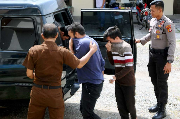 Dua pemuda yakni MT, 30 asal Stabat, Sumatera Utara, dan MH, 20 asal Aceh ditangkap warga, Selasa (28/3/2017) lalu sekitar pukul 23.00 WIB di kawasan  Rukoh, Kecamatan Darussalam, Banda Aceh. Keduanya digrebek warga dalam keadaan telanjang dalam sebuah kamar kos. AFP/Hendri Abik