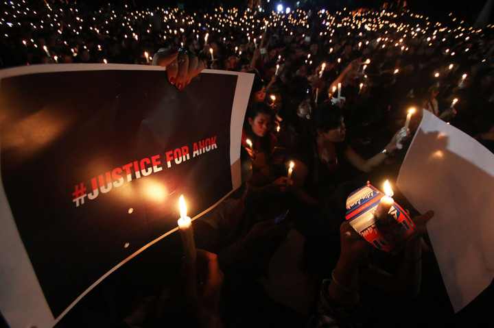 Simpatisan Ahok Nyalakan Lilin di Tugu Proklamasi
