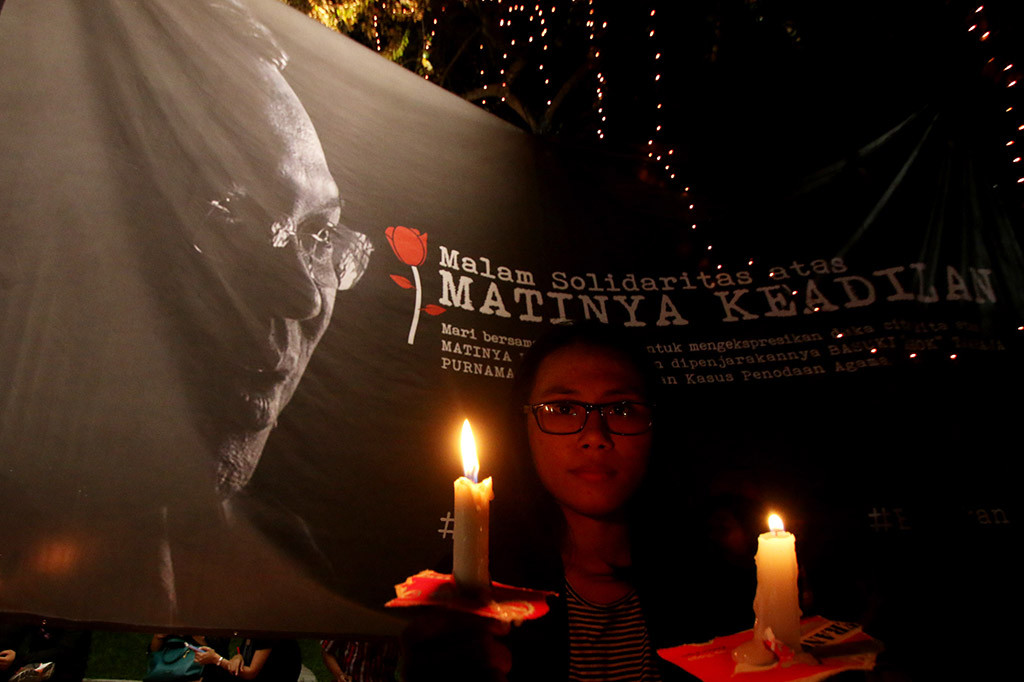 Simpatisan Ahok Nyalakan Lilin di Tugu Proklamasi