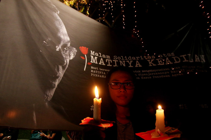 Simpatisan Ahok Nyalakan Lilin di Tugu Proklamasi