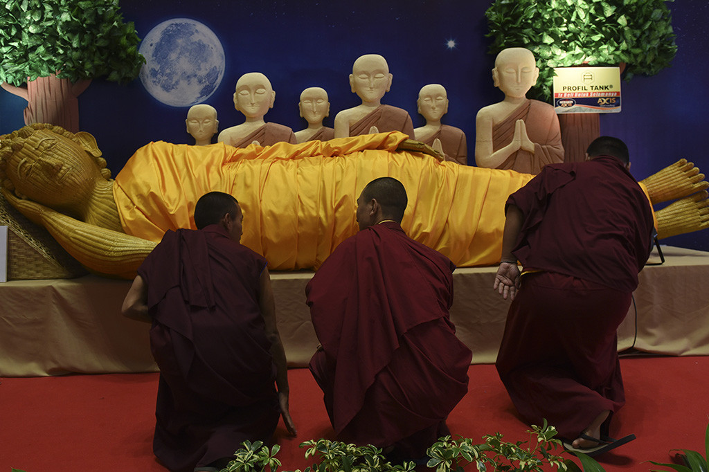 Sejumlah biksu menghadiri Vesak Festival 2017 di Tunjungan Plaza, Surabaya, Jawa Timur.