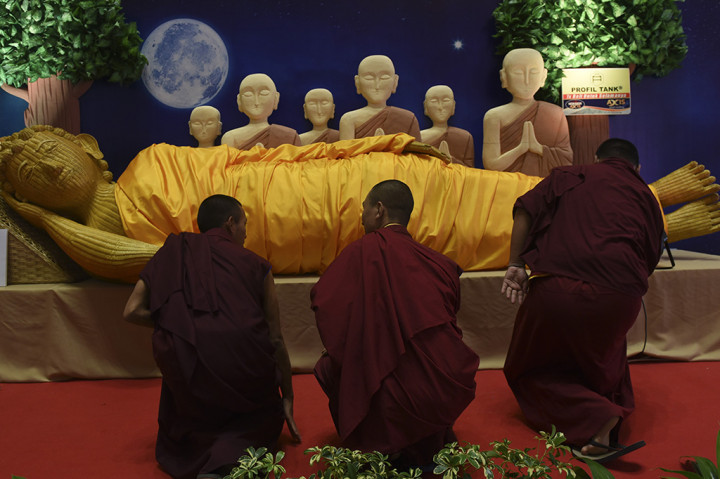 Sejumlah biksu menghadiri Vesak Festival 2017 di Tunjungan Plaza, Surabaya, Jawa Timur.
