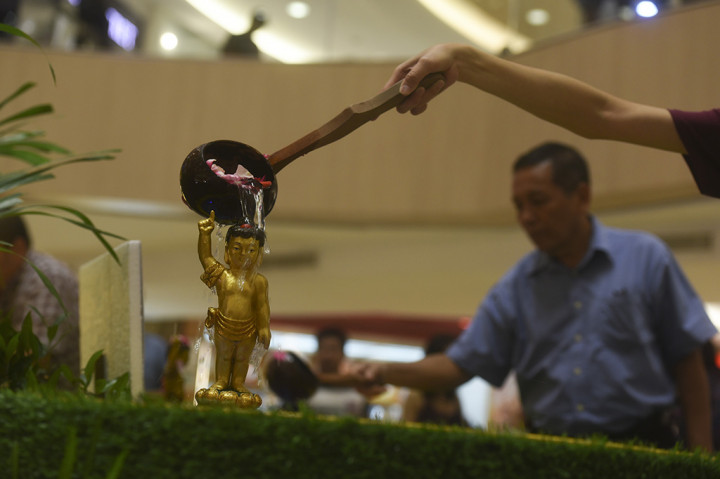 Warga memandikan Patung Budha saat digelar Vesak Festival 2017 di Tunjungan Plaza, Surabaya, Jawa Timur.