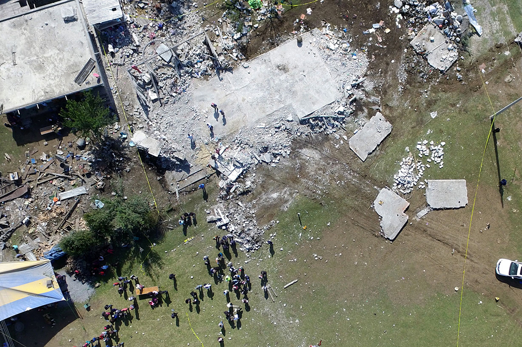 Ledakan terjadi di tempat penyimpanan kembang api di Meksiko, saat warga merayakan festival keagamaan. 