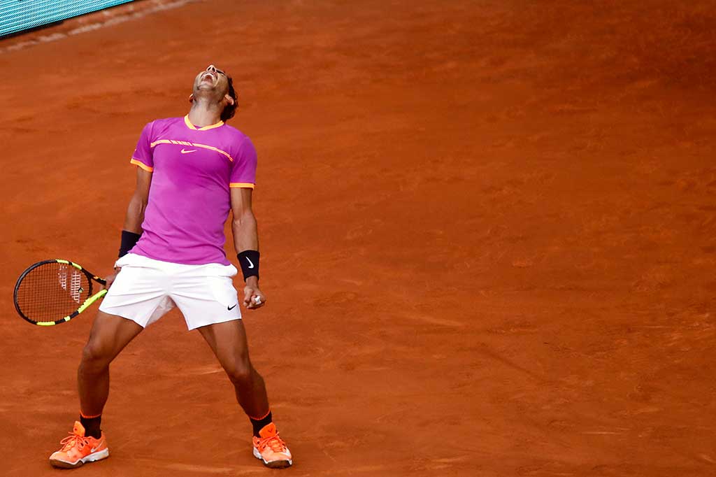Unggulan keempat Rafael Nadal melakukan selebrasi usai menundukkan petenis Italia Fabio Fognini di babak kedua Madrid Terbuka di Madrid, Rabu (10/5/2017) waktu setempat.