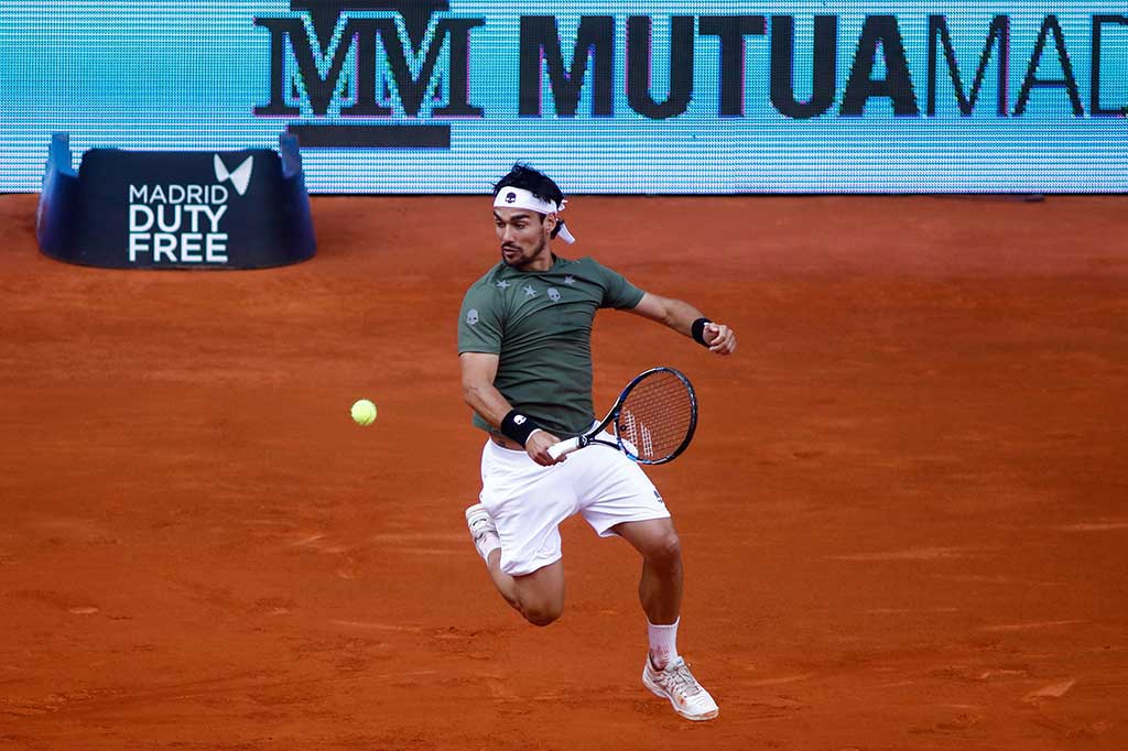 Fognini memaksa set pertama diakhiri dengan tie-break, dan memenangi set kedua dengan 6-3.