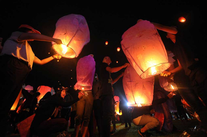 Sebanyak seribu lampion diterbangkan di pelataran Candi Gumpung, yang merupakan bangunan candi utama yang terdapat di situs Percandian Muarojambi, Jambi, Kamis (11/5/2017) dini hari. ANTARA/Wahdi Septiawan