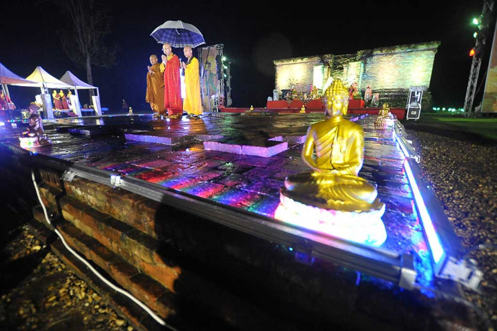 Sebelum diterbangkan ke udara tepat pukul 02.30 WIB, umat Buddha memanjatkan doa untuk keselamatan agar Bangsa Indonesia semakin maju dan dihindarkan dari segala konflik horizontal demi keutuhan Negara Kesatuan Republik Indonsia (NKRI). ANTARA/Wahdi Septiawan