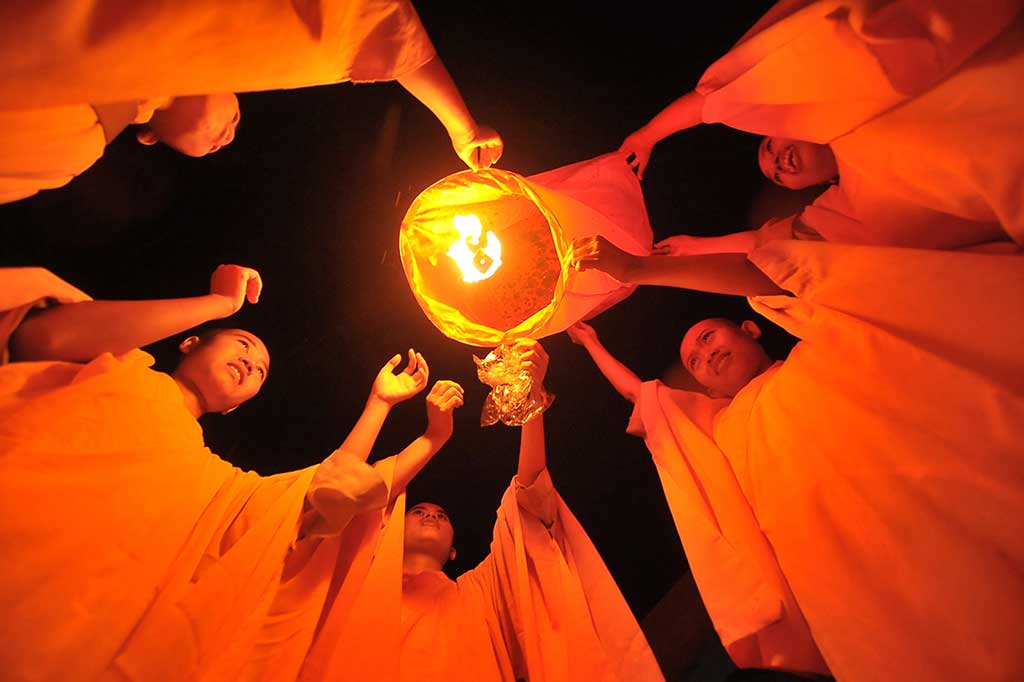 Yang luhur samaneri asal Lampung bersiap melepaskan lampion dalam rangkaian perayaan Waisak 2561 BE/2017 di kompleks Percandian Muaro Jambi. ANTARA/Wahdi Septiawan