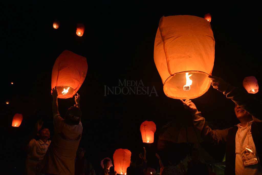 Selain umat Buddha, pengunjung dari berbagai daerah yang datang menyaksikan turut diberikan satu buah lampion secara gratis untuk diterbangkan bersama ke udara. MI/Solmi