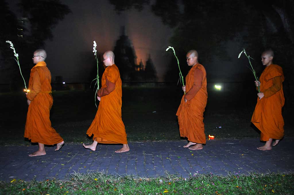 Sejumlah Biksuni melakukan prosesi pradaksina di Candi Sewu, Prambanan, Klaten, Jawa Tengah, Kamis (11/5/2017) dini hari.