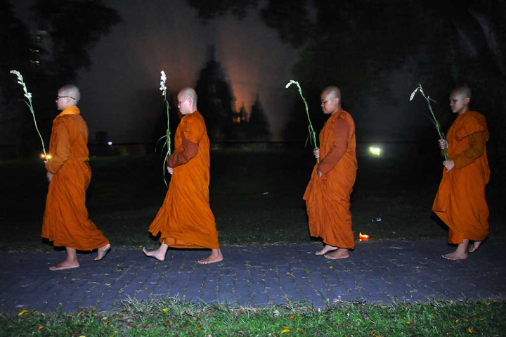 Sejumlah Biksuni melakukan prosesi pradaksina di Candi Sewu, Prambanan, Klaten, Jawa Tengah, Kamis (11/5/2017) dini hari.