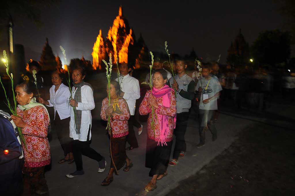 Umat Buddha melakukan prosesi pradaksina di Candi Sewu, Prambanan, Klaten, Jawa Tengah, Kamis (11/5/2017) dini hari. 