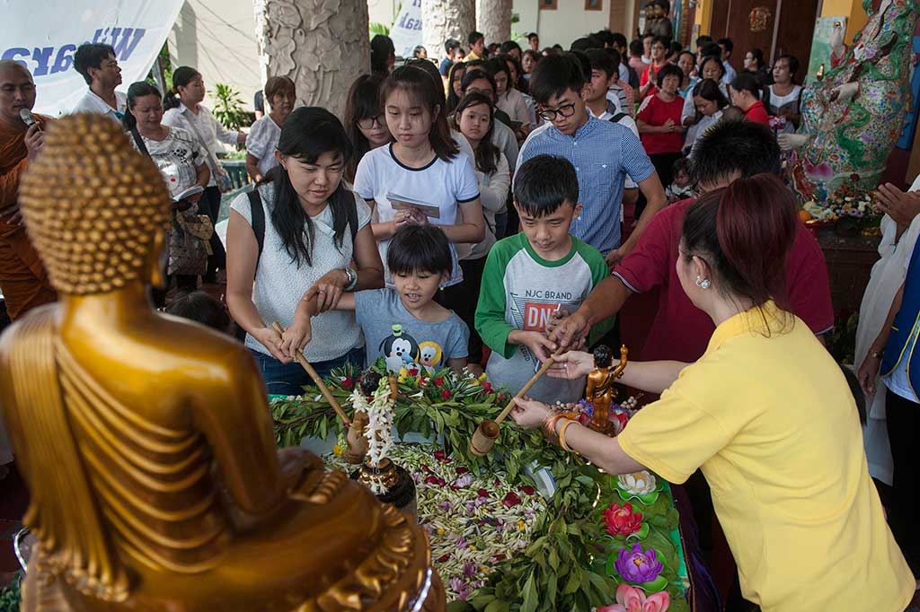 Umat Buddha mengikuti prosesi kebaktian Bodhisattwa Sidharta di Wihara Buddha Dharma, Kuta, Bali.
