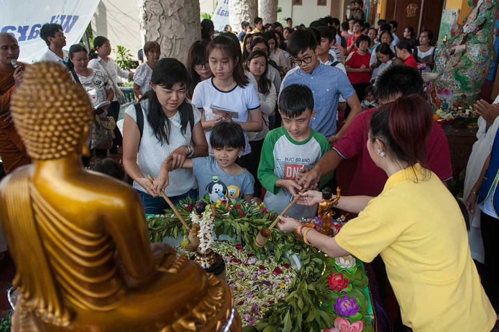 Umat Buddha mengikuti prosesi kebaktian Bodhisattwa Sidharta di Wihara Buddha Dharma, Kuta, Bali.