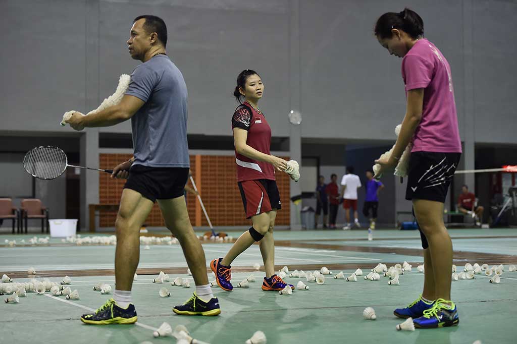 Pebulutangkis Tim Piala Sudirman 2017 Debby Susanto (tengah) bersiap berlatih dibawah bimbingan pelatih Richard Mainaky (kiri) jelang Piala Sudirman 2017 di Pelatnas PBSI Cipayung, Jakarta, Kamis (11/5/2017). 