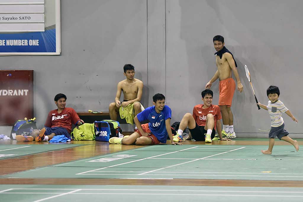 Pebulutangkis Tim Piala Sudirman 2017 Angga Pratama (kiri) dan Rian Agung Saputro (ketiga kiri) dan pemain pelatnas lainnya beristirahat di sela-sela latihan.