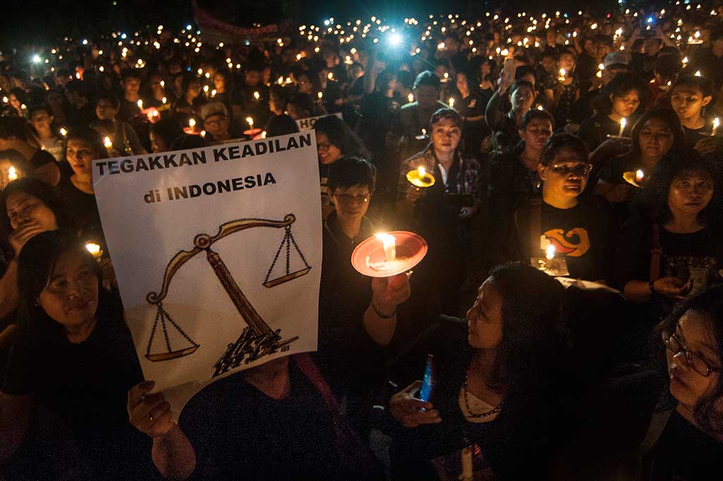 Ribuan warga menggelar doa dalam aksi Solidaritas Seribu Lilin Keadilan di Denpasar, Bali, Kamis (11/5/2017) malam. 