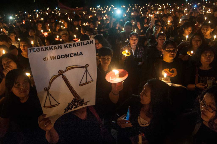 Ribuan warga menggelar doa dalam aksi Solidaritas Seribu Lilin Keadilan di Denpasar, Bali, Kamis (11/5/2017) malam. 