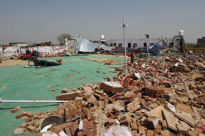 Pemandangan puing-puing akibat ambruknya sebuah gedung tempat pesta di Bharatpur, India, Kamis (11/5/2017).