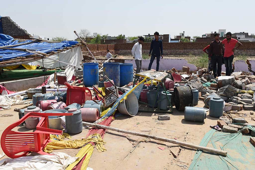 Beberapa saksi mata mengatakan warga yang menghadiri pesta perkawinan sedang makan di tempat terbuka ketika tembom sepanjang 28 meter dengan ketinggian empat meter ambruk dan menimpa mereka.