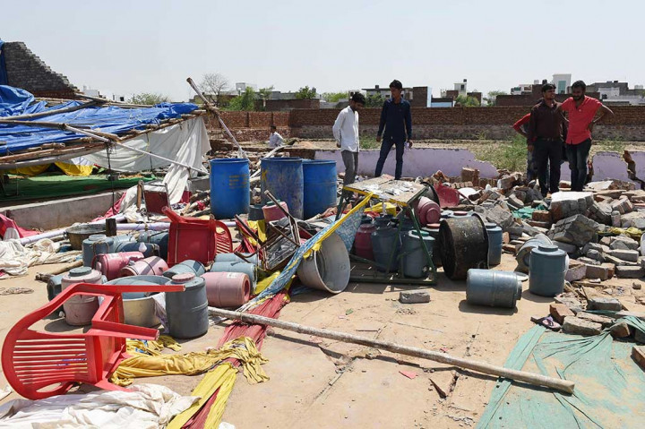Beberapa saksi mata mengatakan warga yang menghadiri pesta perkawinan sedang makan di tempat terbuka ketika tembom sepanjang 28 meter dengan ketinggian empat meter ambruk dan menimpa mereka.