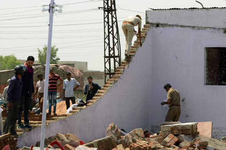 Menurut warga, topan kuat menerjang daerah itu pada Rabu malam, sehingga membuat tembok tersebut ambruk.