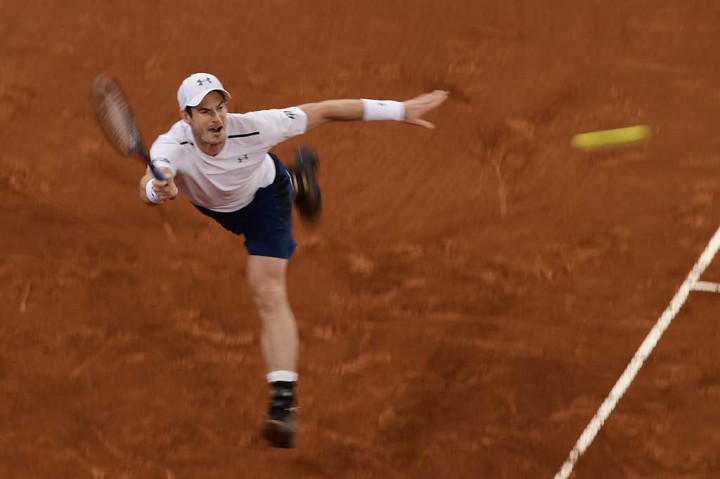 Murray, yang kalah di final tahun lalu dari Novak Djokovic, melakukan 28 kesalahan sendiri dalam pertandingan yang mengecewakan di bawah atap tertutup lapangan tengah di Madrid.