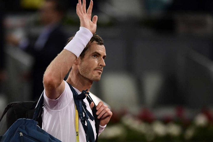 Murray melambaikan tangan kepada para penonton saat meninggalkan lapangan.