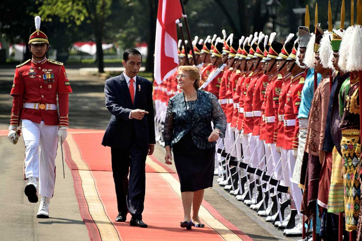Presiden Joko Widodo bersama Presiden Chile Veronica Michelle Bachelet Jeria melakukan inspeksi pasukan diiringi dengan lagu Maju Tak Gentar di Istana Merdeka Jakarta, Jumat (12/5/2017).