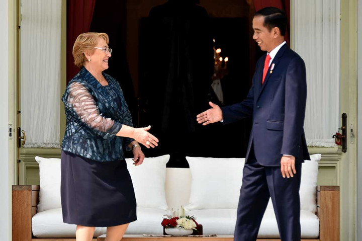 Presiden Jokowi kemudian mengajak Presiden Chile untuk berbincang-bincang santai di beranda di belakang Istana Merdeka.