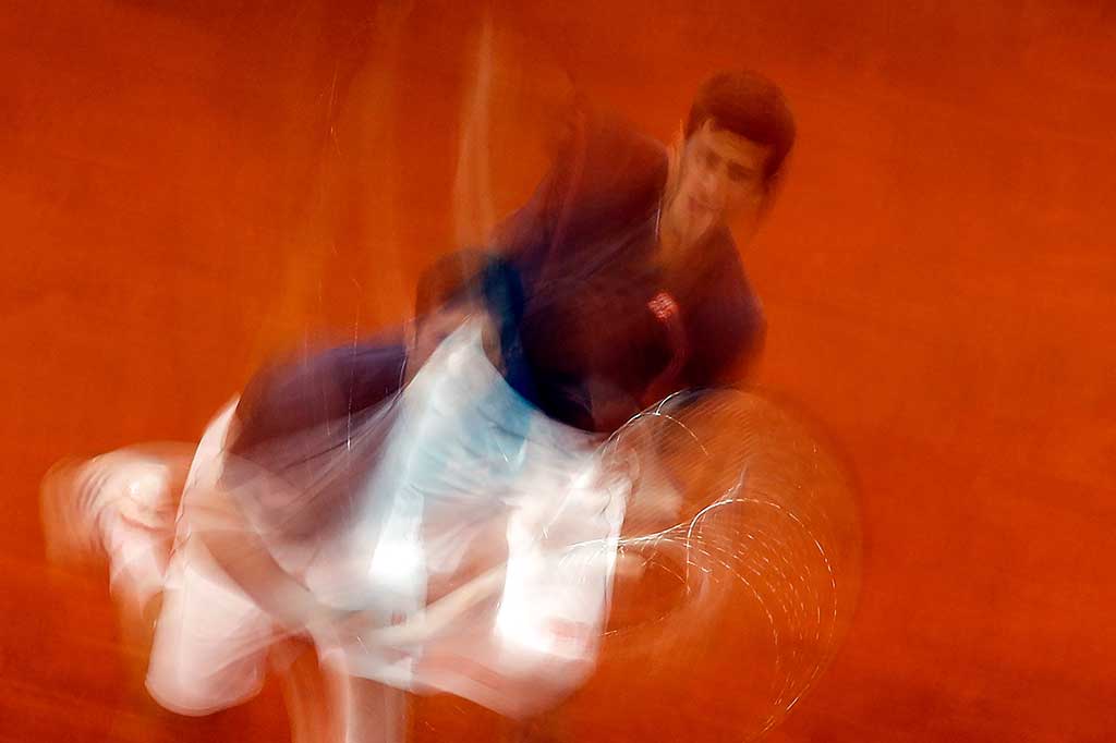 Djokovic, yang memenangi turnamen ini tahun lalu, merebut set pertama dengan skor 6-4. 