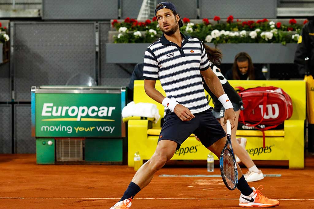 Hujan di ibu kota Spanyol tersebut membuat atap lapangan Manolo Santana ditutup untuk pertandingan tersebut, memperlambat kekuatan servis Feliciano Lopez dan menguntungkan Djokovic.