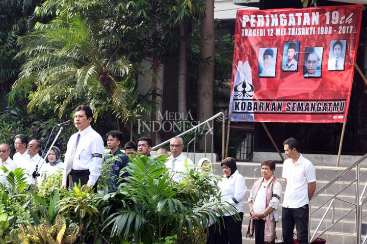 Pjs Rektor Universitas Trisakti Prof Dr Ali Ghufron Mukti (kiri) bersama keluarga korban dan mahasiswa, memperingati 19 tahun Tragedi Trisakti, di Kampus Universitas Trisakti, Jakarta, Jumat (12/5/2017). 