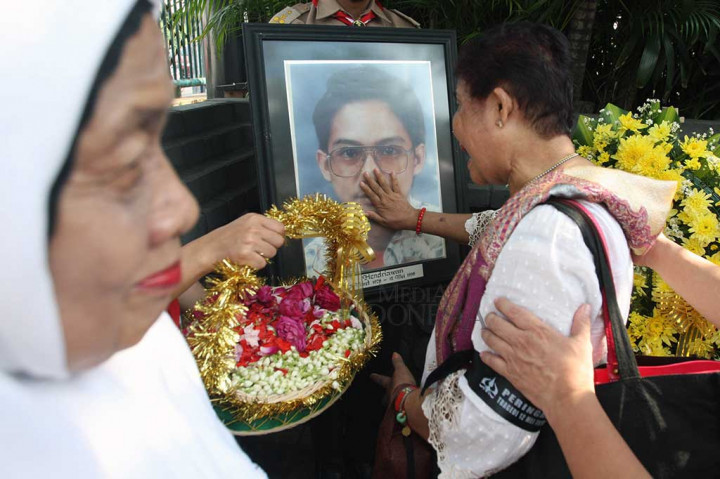 Keluarga mengusap foto Hendriawan, salah satu korban Tragedi Trisakti 1998.