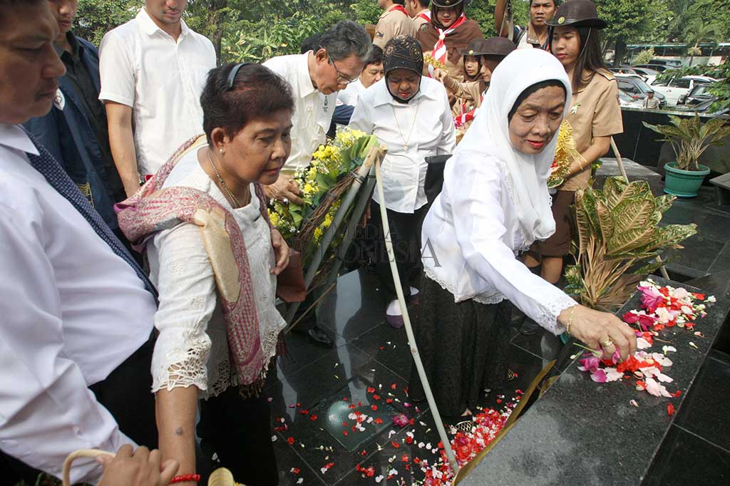 Pjs Rektor Universitas Trisakti Prof Dr Ali Ghufron Mukti (kiri) bersama keluarga korban dan mahasiswa melakukan tabur bunga di Monumen Tragedi 12 Mei 1998.